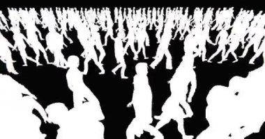 4 k insanlar kalabalık yürüyüş, beyaz işadamı siluet siyah arka plan.