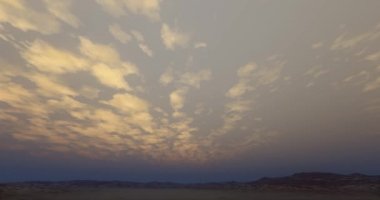 4 k gobi vahşi alacakaranlıkta uçan bulut.
