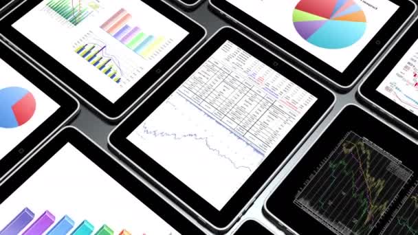 4k Dispositivos móviles, gráficos circulares de finanzas y diagramas de tendencia de acciones en el ipad . — Vídeo de stock