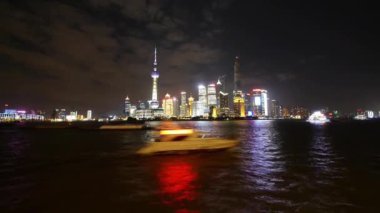 zaman atlamalı Shanghai bund gece, aydınlık Dünya Finans Merkezi binasında.