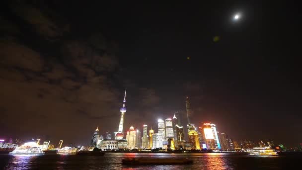 上海外滩夜景 灯火通明的船舶通过世界金融中心大厦 — 图库视频影像