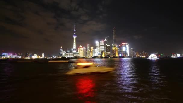 Lapso de tiempo Shanghai bund en la noche, edificio del centro financiero del mundo brillantemente iluminado . — Vídeos de Stock