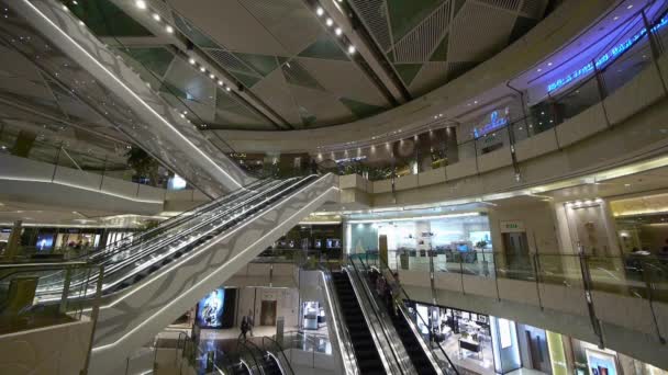 Nákupní centrum eskalátor, Šanghaj Čína, ultra širokoúhlý objektiv. — Stock video