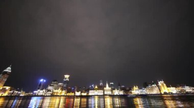 gece, ışıklar yapı tarzı eski pudong Shanghai Bund görünümünden yansıtmak Nehri
