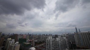 zaman atlamalı bulutlu yukarıda binanın arka plan, Çin shanghai.