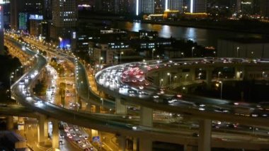 Hava Otoban yoğun şehir acele saat ağır trafik jam otoyol Shanghai gece, yavaş hareket eden arabanın nanpu Üstgeçit interchange,china.busy yelken huangpu Nehri üzerinde nakliye tarih itibariyle