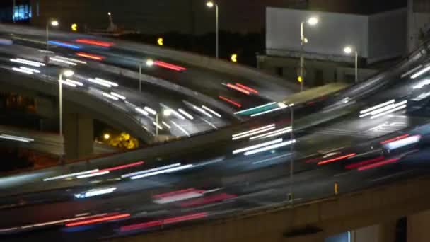 Los senderos de luz de los coches en movimiento rápido en el paso elevado, el tráfico de la ciudad, el lapso de tiempo . — Vídeo de stock