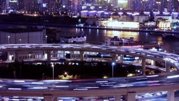 Časová prodleva, světelné stopy městské dopravy na nadjezdu, plavby na řece. — Stock video