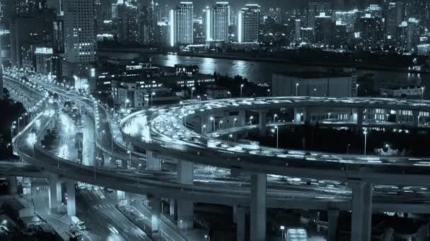 Časová prodleva, rušné městské dopravě na nadjezdu most v noci, doprava na řece. — Stock video