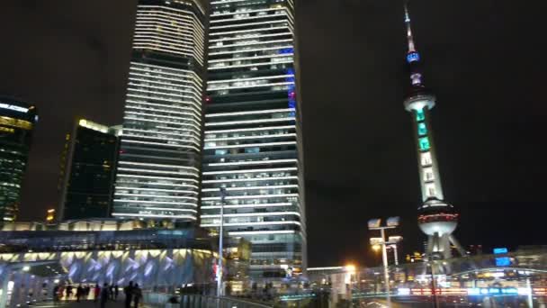 Tráfico urbano por la noche, shanghai rascacielos y orientar torre de televisión perla . — Vídeo de stock