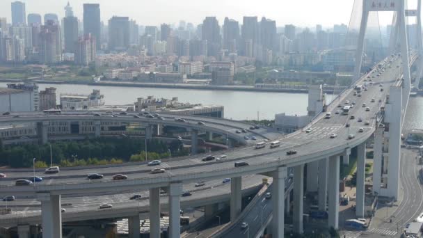 Flygfoto över urban överfart trafik utbyte, upptagen frakt. — Stockvideo