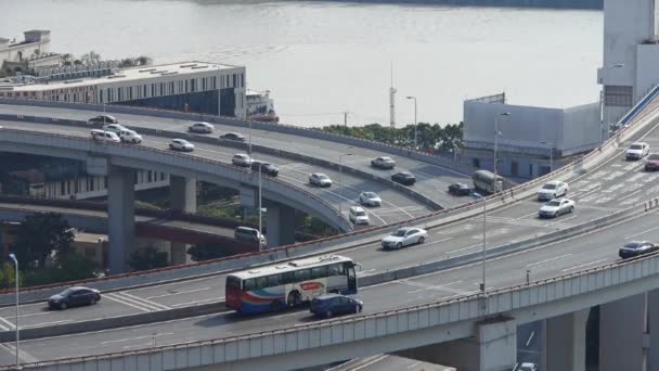 Primo piano dello svincolo del traffico di sorpasso urbano . — Video Stock