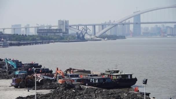 Escavadeira trabalhando & caminhão basculante no local de construção, cais de shanghai & transporte . — Vídeo de Stock