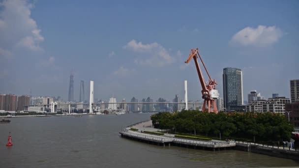 Upptagen frakt på floden, över bron, modern urban byggnad bakgrund. — Stockvideo