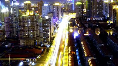 4 k-zaman atlamalı meşgul kentsel trafik ışıkları iz geceleri, çizgiler ile shanghai.