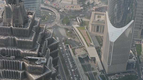 Вид з висотних будівель в Шанхаї, Китай, зайнятий міського транспорту. — стокове відео