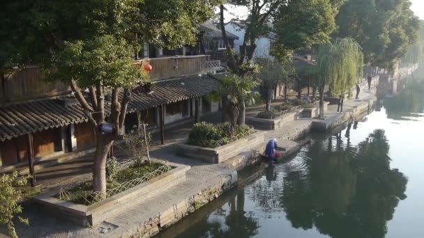 Emberi mossa törlőkendők folyó, hagyományos kínai házak, Xitang víz Town, Kína. — Stock videók