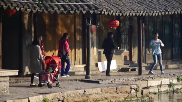 Turistler Xitang su şehir, Shanghay geleneksel Çince evlerde aracılığıyla gezinti — Stok video