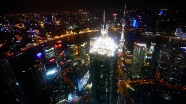 Ağustos 6,2019:Şangay,China.Jin Mao Kulesi (Çin'in en yüksek binalarından biri) ve Oriental Pearl Tower,meşgul nakliye & kentsel trafik,panorama çekim nehir ile parlak aydınlatılmış yüksek katlı binaların yükseltilmiş görünümü.