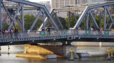 Shanghai bund trafik, waibaidu Köprüsü, eski tarzı bina, günbatımı.