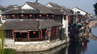 Geleneksel Çince evleri ile kırmızı fener ve köprü Xitang su şehirde shanghai, Çin.