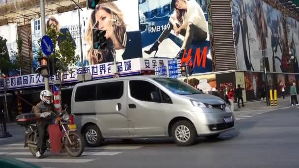 W ruchu miejskim, Chińczycy zajęty ulicy nanjing-roa plików downtown Shanghai przekraczania — Wideo stockowe