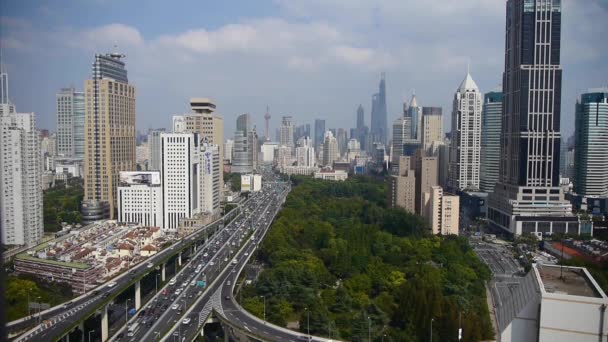 Lange zware verkeer op de snelweg, Shanghai zakelijke gebouw wolkenkrabber skyline. — Stockvideo