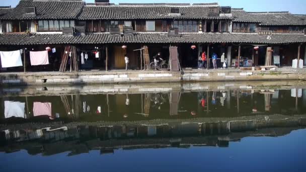 Traditionele Chinese huizen & brug reflectie op blauwe water, Xitang Water stad. — Stockvideo