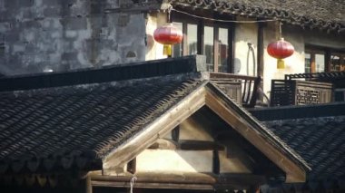 Geleneksel Çin antik mimari Xitang su şehirde kırmızı fener asılı shanghai, su evleri duvar ışık yansıması.