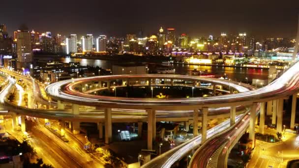 Upływ czasu od światłach trasa idealna pojazdów na wiadukt mostu w nocy. — Wideo stockowe