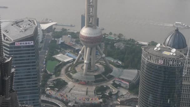 Letecký pohled na výškové budovy s řekou v Šanghaji, Čína, vážné oparu. — Stock video