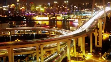 Timelapse sürüş ve gece mor ışıklar iz Üstgeçit Köprüsü üzerinde çizgiler ile yarış arabaları, Şanghay her çerçeve için süper uzun pozlama ile parlak kentsel morden bina, huangpu Nehri üzerinde nakliye meşgul yaktı.