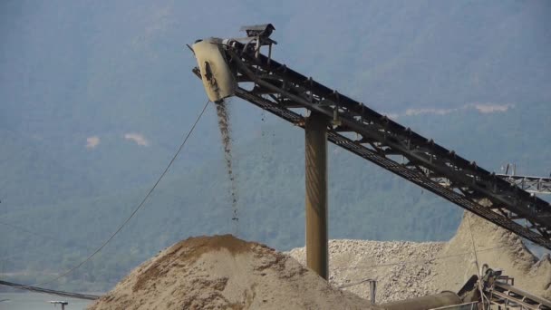 長尺のコンベア ベルト製造工場に砂を運搬 — ストック動画