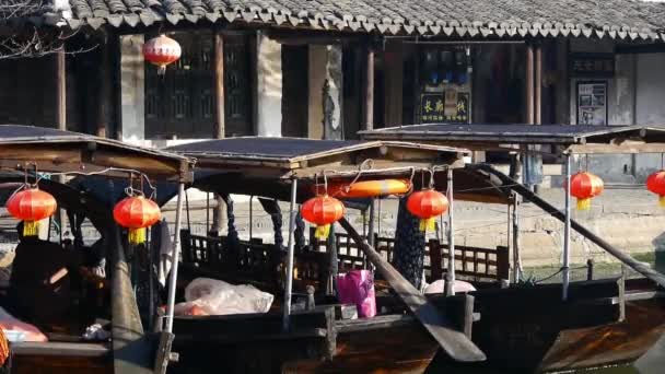 Casas chinas tradicionales en XiTang Water Town, flotadores, shanghai . — Vídeos de Stock