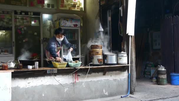 典型的中国小面包站 一个女人准备早餐 新鲜的包子与大量的蒸汽脱落 — 图库视频影像
