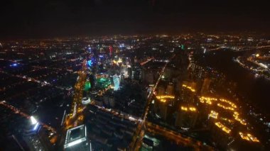 Yükseltilmiş görünümünü Nehri ile yüksek binalar parlak Shanghai,China.busy nakliye ve kentsel trafik, zaman atlamalı, timelapse gece yaktı.