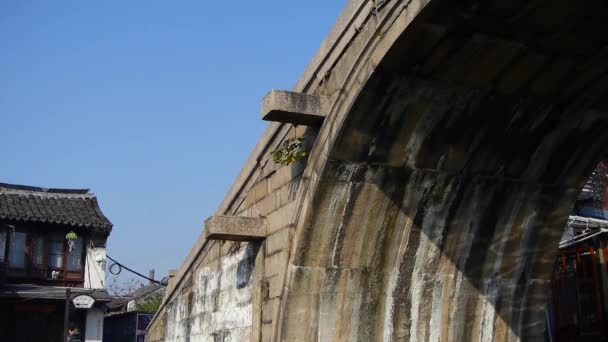 Işık Köprüsü Arch Geleneksel Çin Eski Ahşap Mimarisi Yansıtmak Shanghai — Stok video