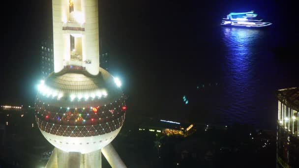 中国上海 东方明珠塔顶上有河的屋顶 繁忙的航运 Salling 在黄浦江上 — 图库视频影像