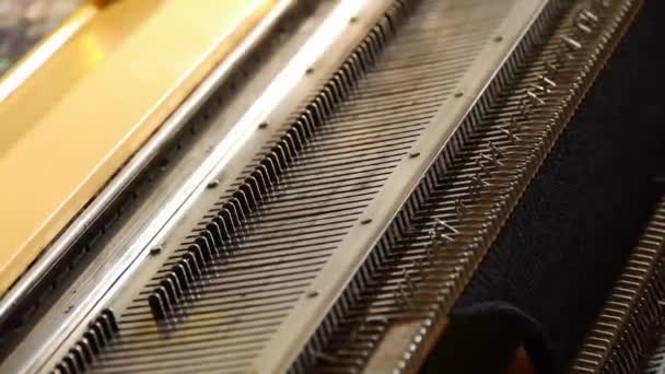 Máquina moderna para tricotar no moinho de tecelagem — Vídeo de Stock