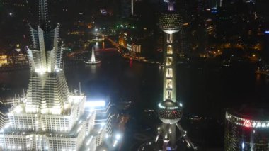 gökdelenin çatı taç gece, nakliye ve kentsel trafik, havadan görünümü.