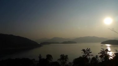 dağ ve göl üzerinden günbatımı.