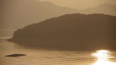 günbatımı Adası ve göl üzerinde.