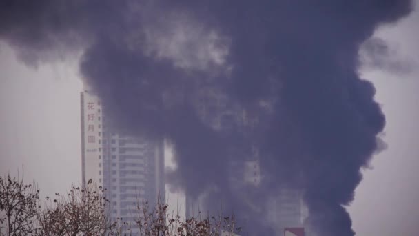 Voortbouwend op brand met rook, china. — Stockvideo