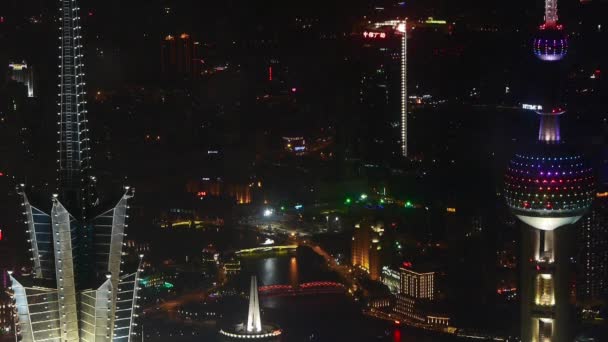 Vista aérea da coroa do telhado arranha-céu à noite, transporte e tráfego urbano . — Vídeo de Stock