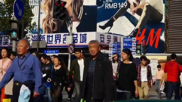 Chinese people crossing busy street downtown Shanghai nanjing-road,urban traffi — Stock Video