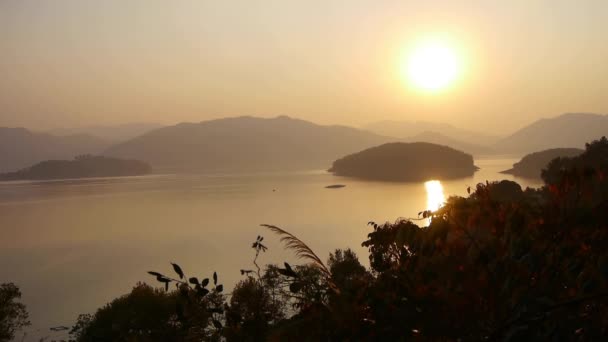 Puesta de sol sobre isla y lago . — Vídeo de stock