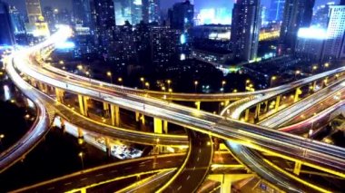 Çizgiler ile zaman atlamalı yoğun kentsel trafik iz geceleri ışıkları, shanghai.