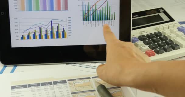 4k Empresario trabajo en tableta con diagramas, dedo tocando gráficos pastel de finanzas . — Vídeo de stock