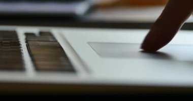 4k çalışma dokunmatik yüzey, bilgisayar dizüstü dizüstü klavye giriş closeup parmak.