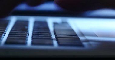 4 k bilgisayar dizüstü laptop klavye giriş closeup, rapor yazma yazı yazmak